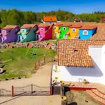 Nyaraló Mexican-style Homes